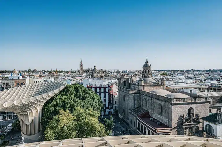 Vista aérea del Metropol Parasol y el skyline de Sevilla.