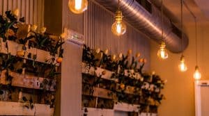 Interior acogedor de un restaurante con tulipanes como decoracion en plaza de armas