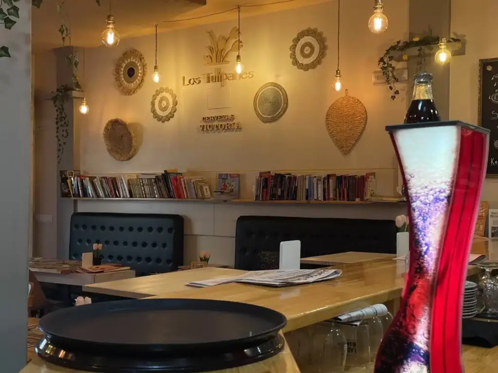 interior de bistró en Sevilla centro con ambiente acogedor y cocina andaluza