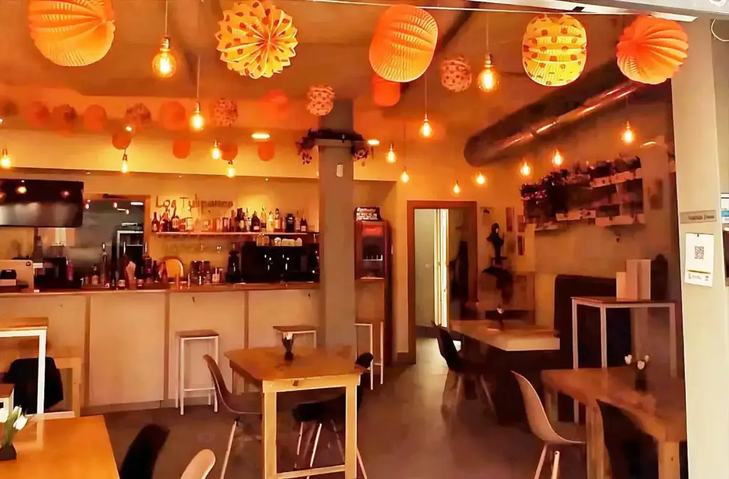 bistró en Sevilla centro con ambiente acogedor e iluminación cálida