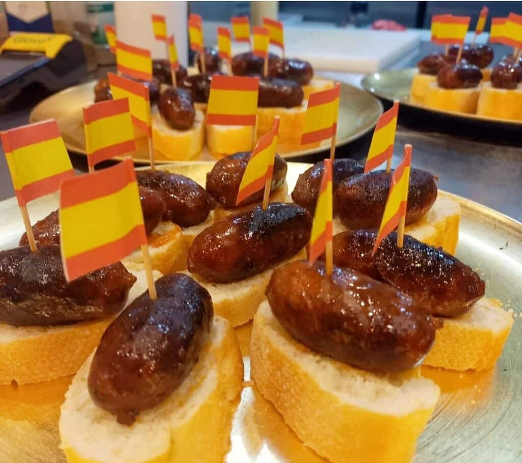 tapa chorizo en bistró en Sevilla centro con comida típica andaluza