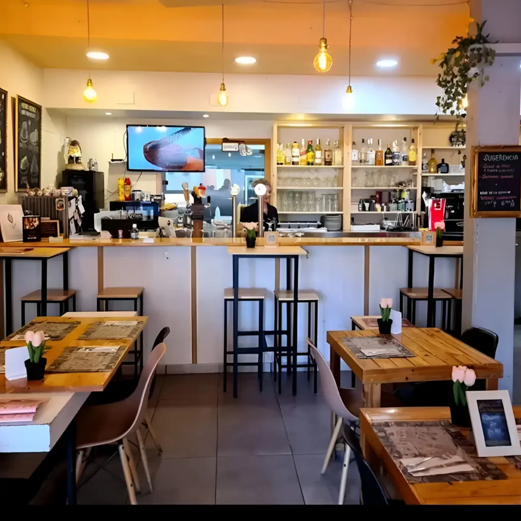 Interior de restaurante en Sevilla centro con barra de bar y mesas para disfrutar tapas