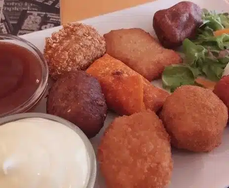 croquetas caseras variadas plato típico de comida andaluza en Sevilla