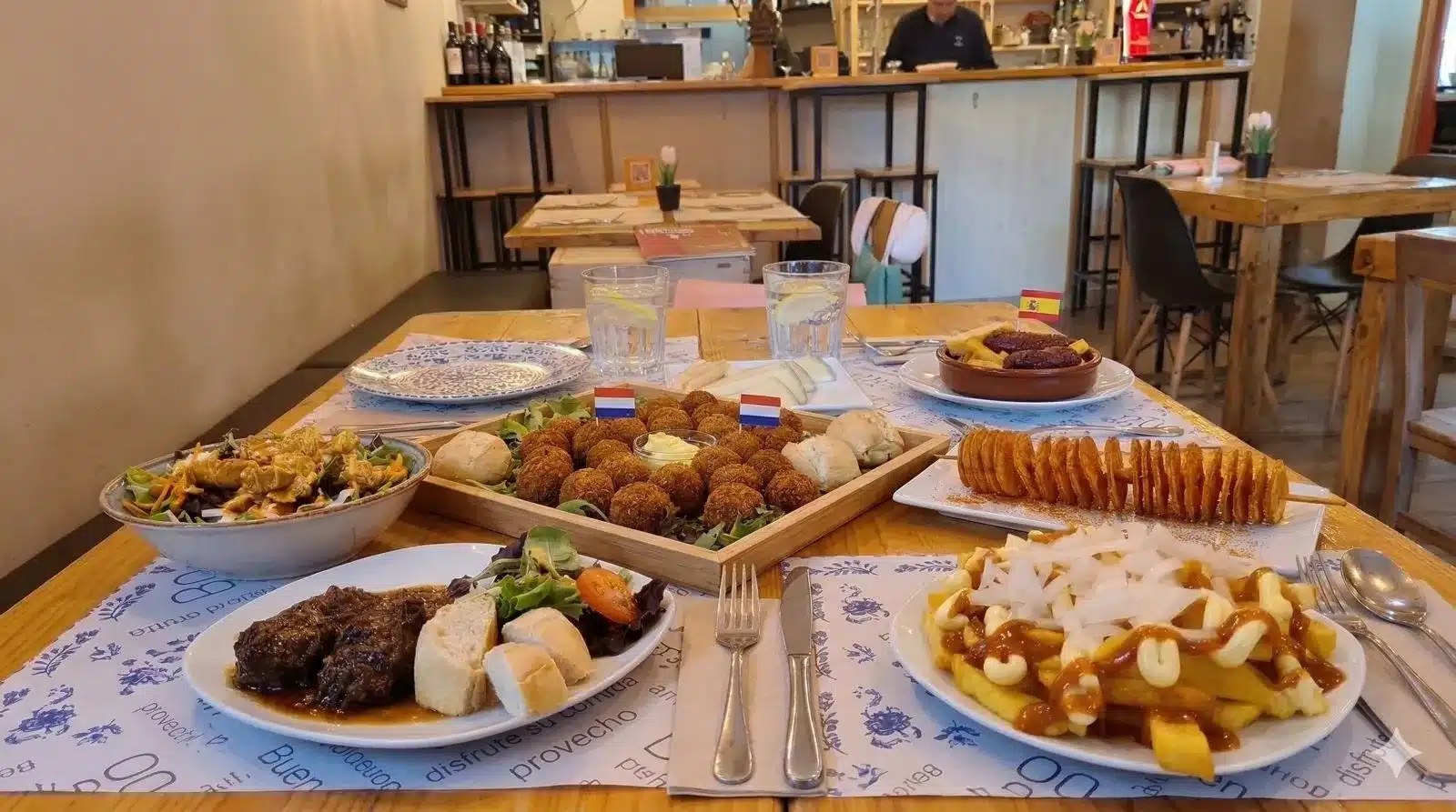 donde comer en Sevilla en Semana Santa. Mesa con tapas en restaurante en Sevilla centro.