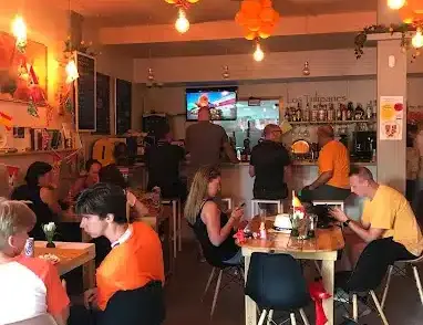 personas disfrutando de tapas en Sevilla centro