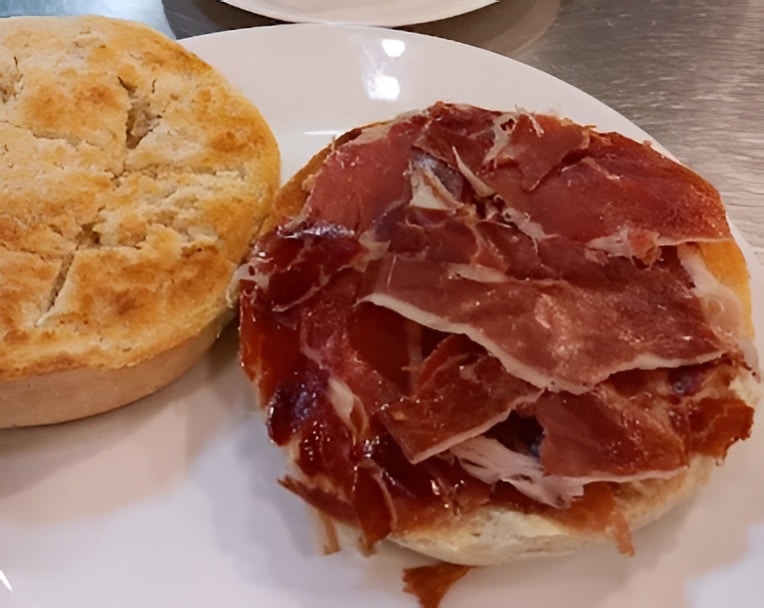 pan con jamón ibérico típico de la comida andaluza en Sevilla