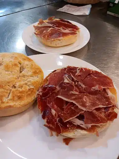 Comida típica andaluza en Bistro Los Tulipanes, Sevilla centro