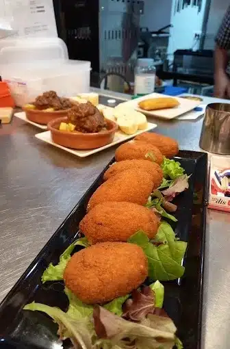 Croquetas caseras en bar de tapas en Sevilla centro, Bistró Los Tulipanes