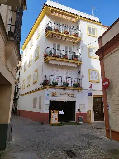 dónde desayunar en Sevilla centro en Bistro Los Tulipanes cerca de Plaza de Armas