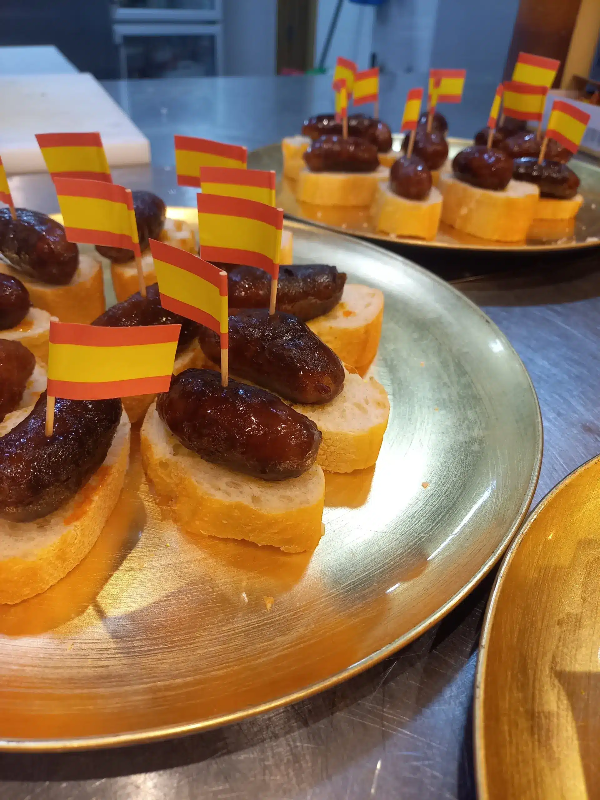 tapear en Sevilla y compartir tapas típicas españolas