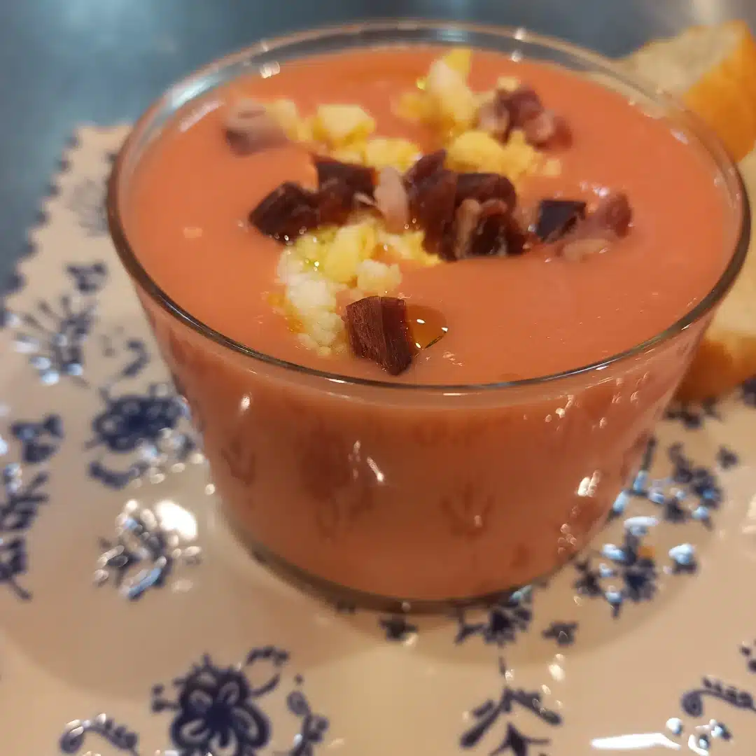 Salmorejo tradicional andaluz servido frío durante el verano en Sevilla