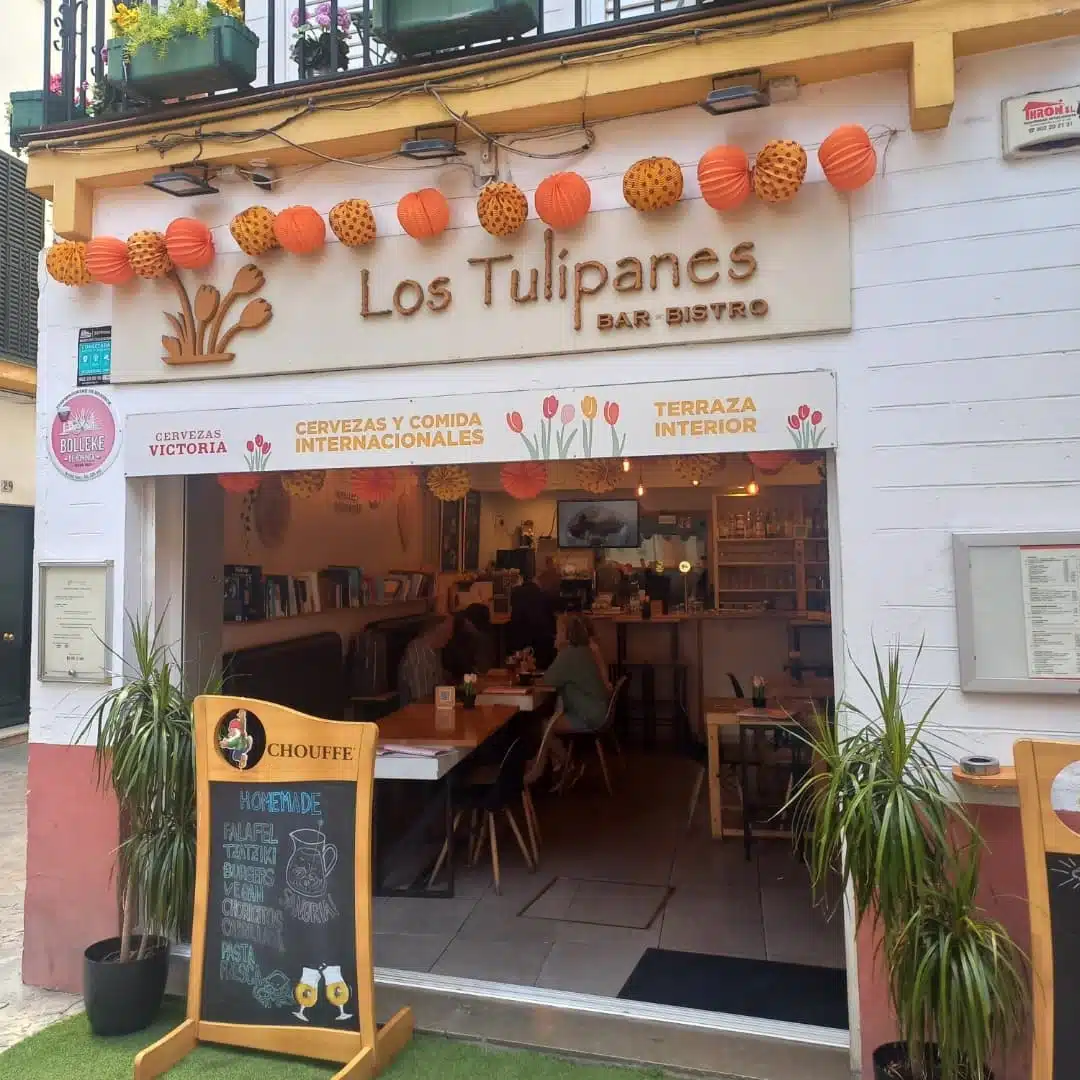 Tapas andaluzas para compartir en terraza sevillana durante el verano