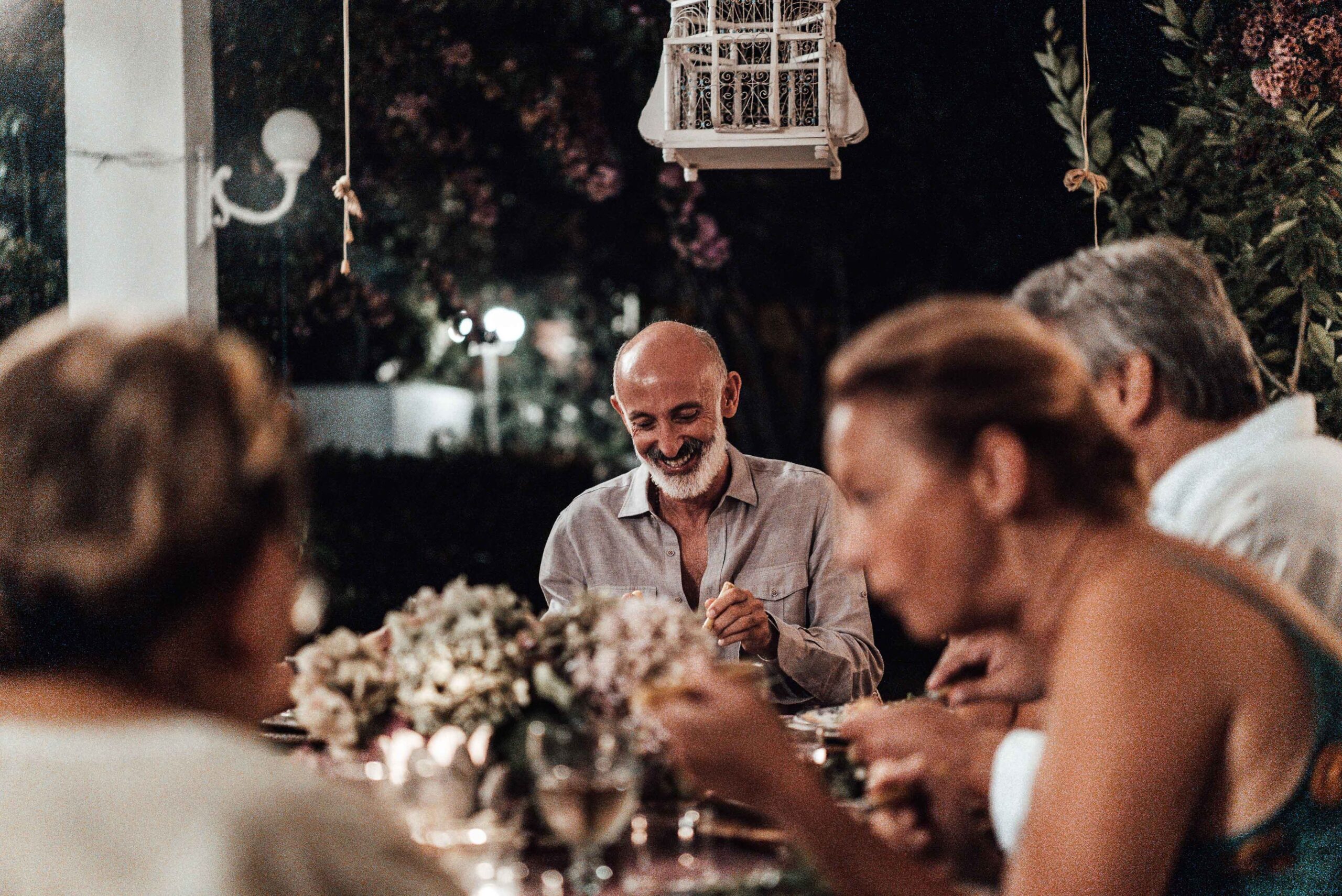 Cena de verano en Sevilla con platos para compartir y ambiente acogedor