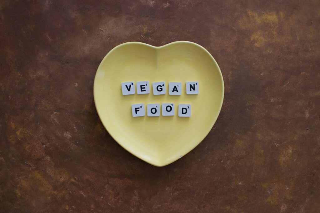 Plato con las letras de comida vegana