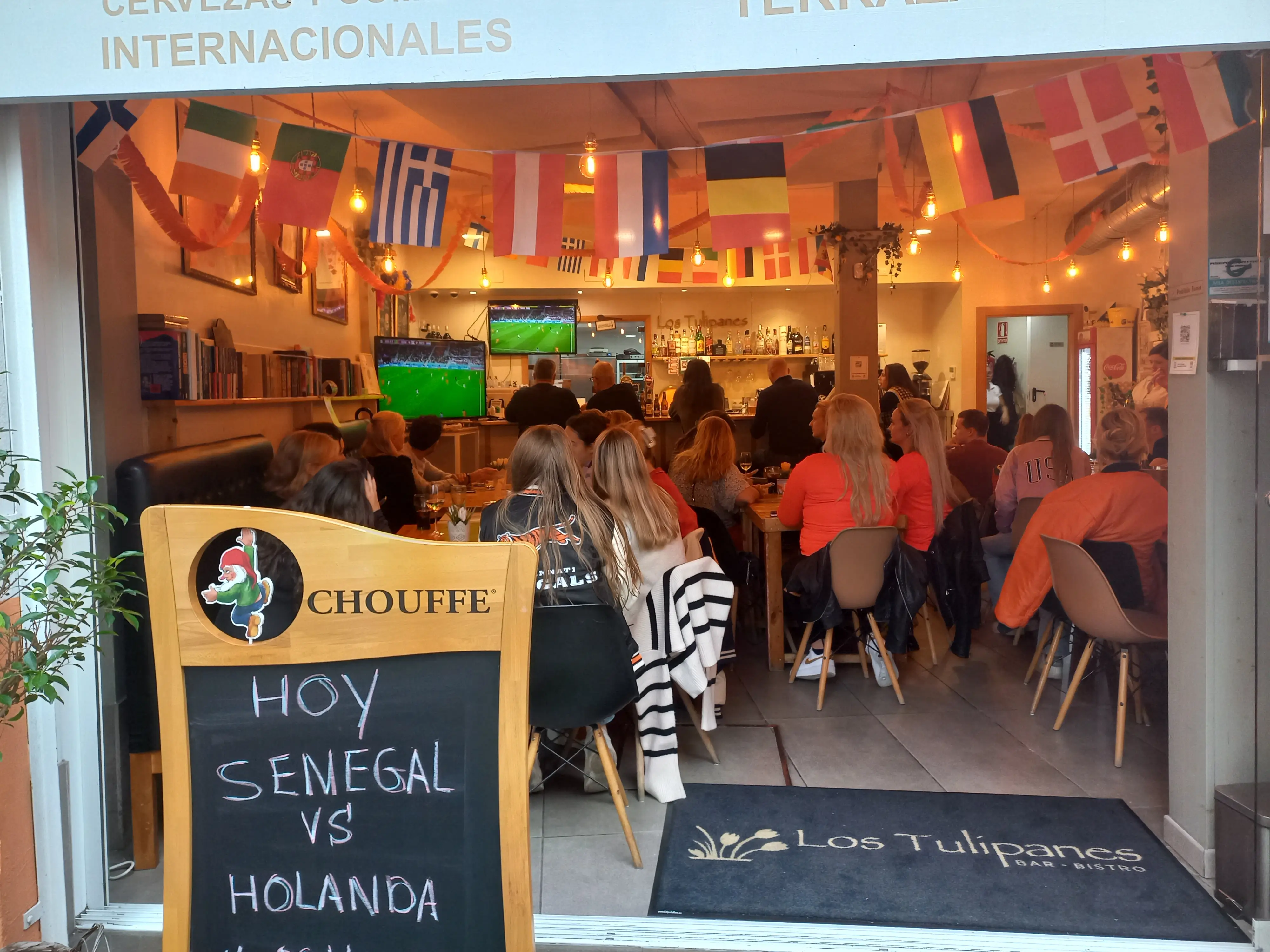personas compartiendo tapas en bar tradicional sevillano
