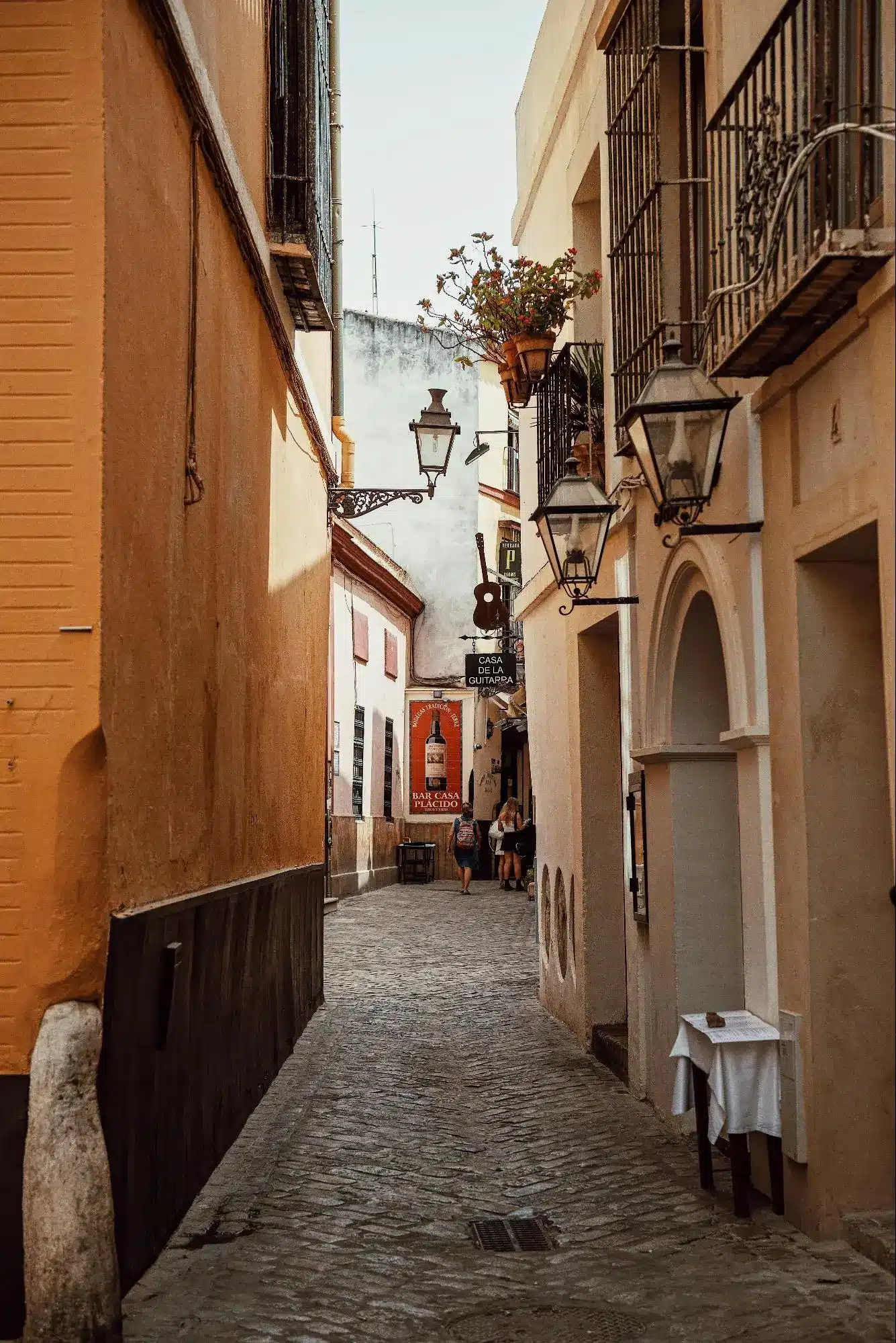 calle estrecha del barrio de Santa Cruz