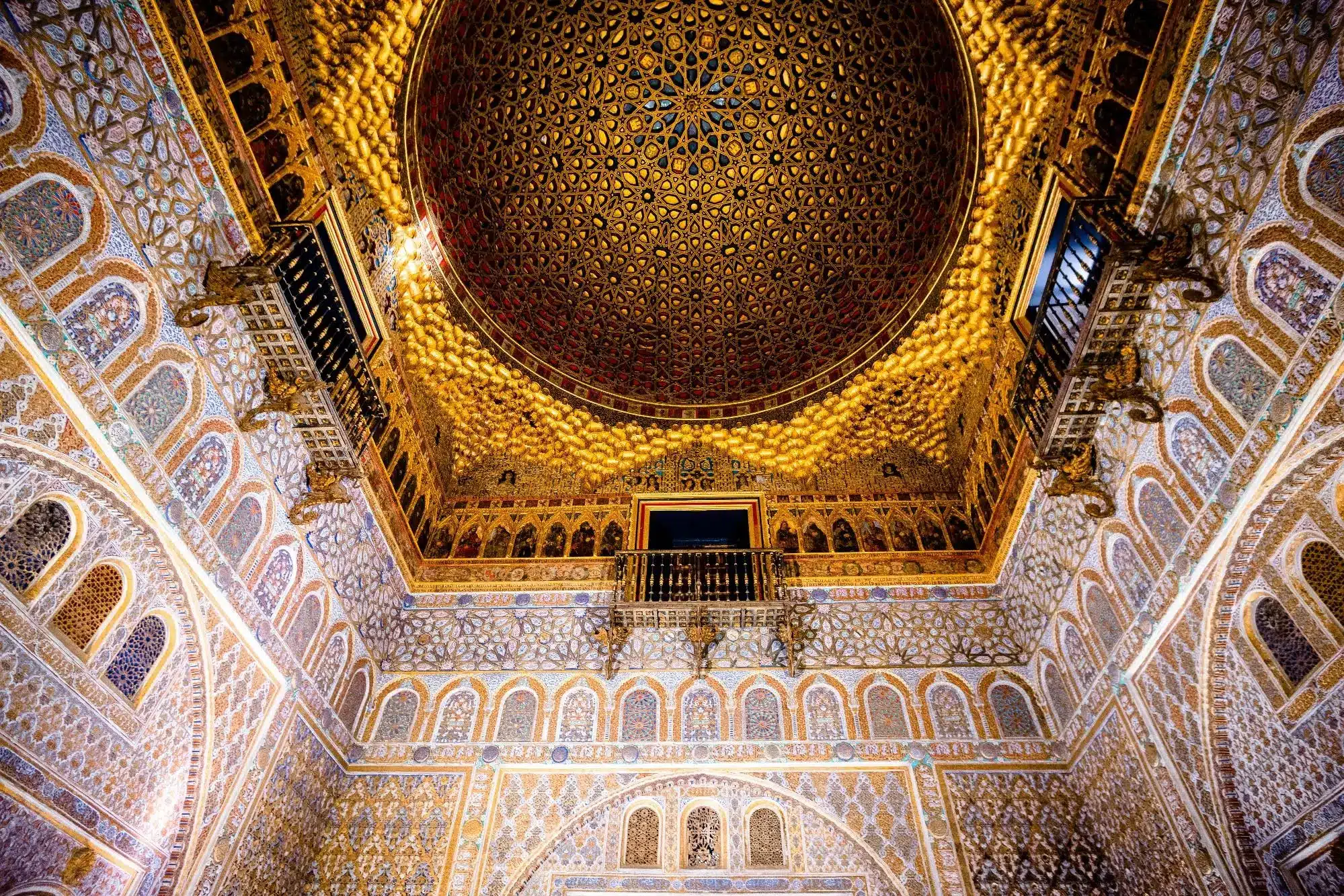 interior de una taberna tradicional en Sevilla