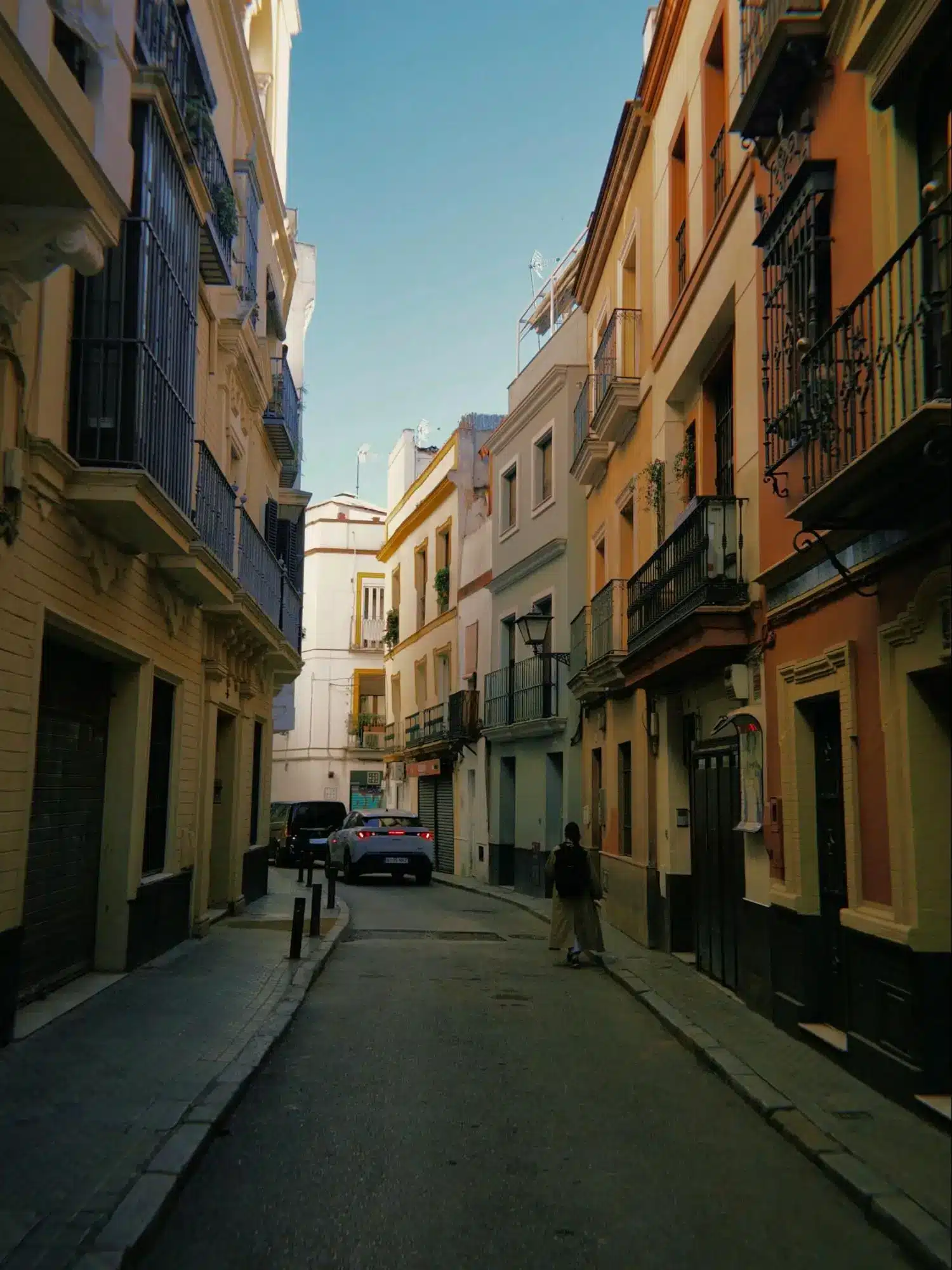 una calle típica de tapeo en Sevilla