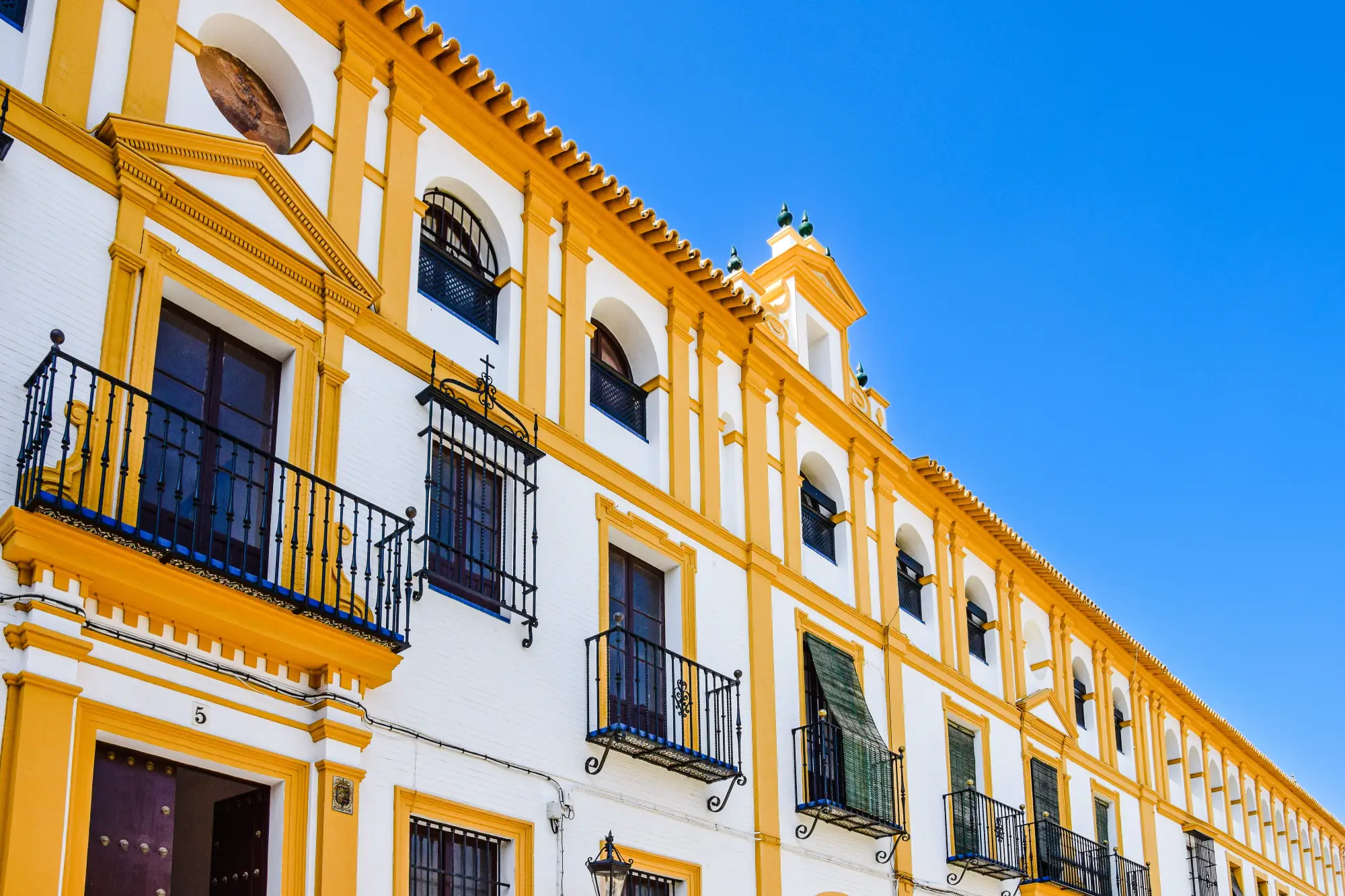 terraza y patio andaluz para comer en la Macarena