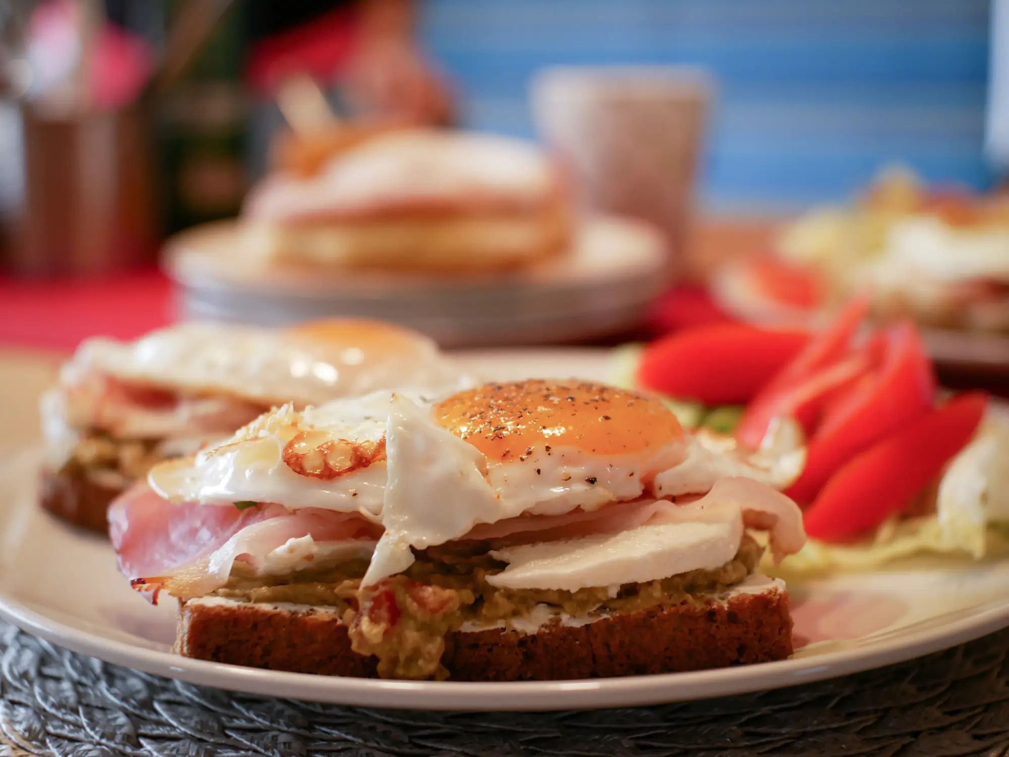 tostadas y bagels de brunch en Sevilla