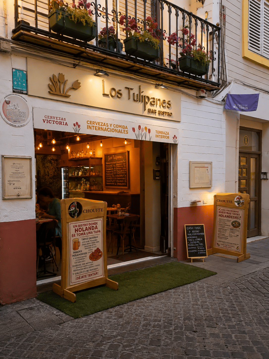 Bar Los Tulipanes al anochecer en Sevilla