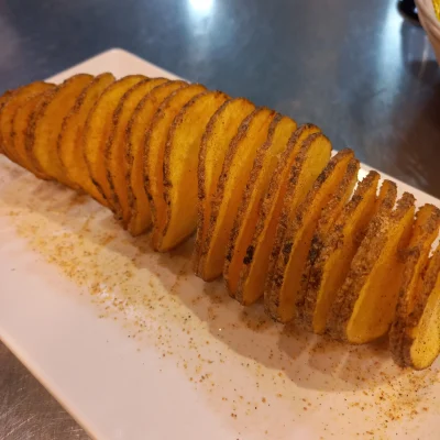 Twister casero: Patatas crujientes cortadas en espiral, aperitivo ideal del Bistro Los Tulipanes
